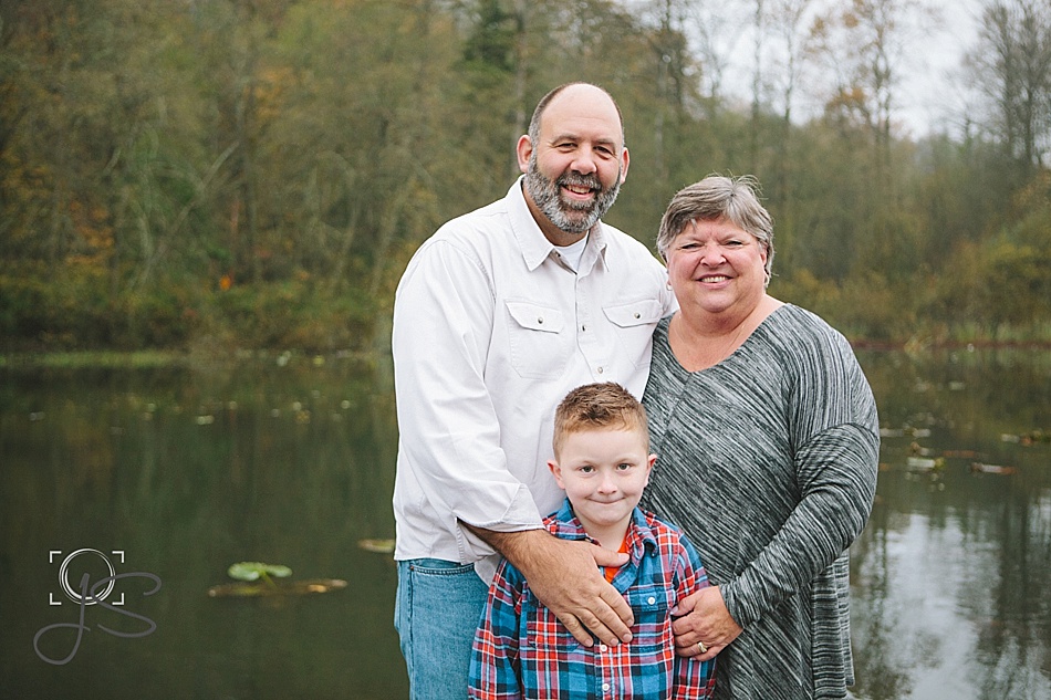 family portraits at Lake Fenwick Park in Kent Washington fall family photos by Jenny Storment Photography