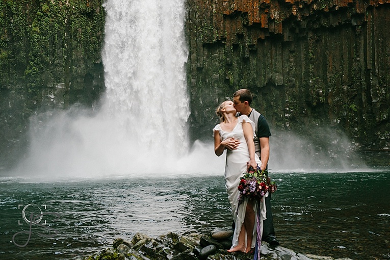 A styled shoot at Abiqua Falls in Oregon by Jenny Storment Photography017