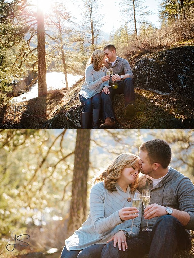 Engagement photos in the snow at Leavenworth, WA by Jenny Storment Photography 