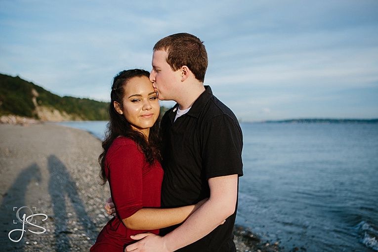 beautiful summer engagement session at Discovery Park in Seattle Washington engagement photos by Jenny Storment Photography