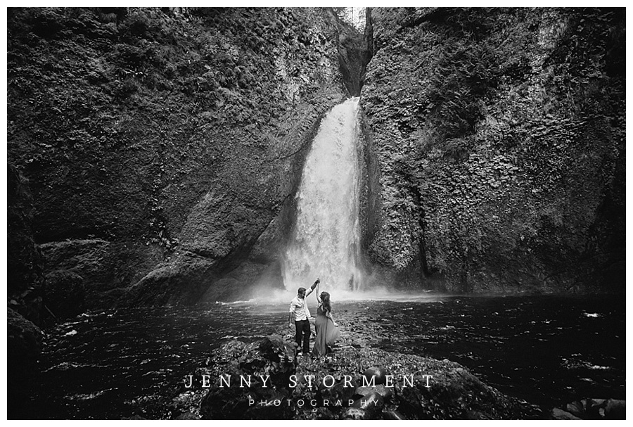 Wahclella Falls elopement photos by Jenny Storment Photography-64